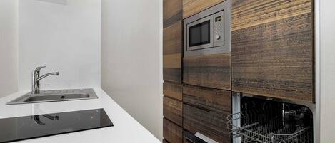 Kjøleskap, mikrobølgeovn, kokeplater og oppvaskmaskin