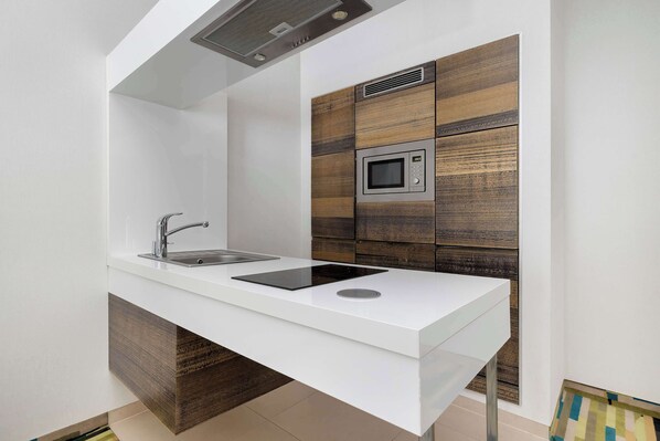 Refrigerador, microondas, placa de cocina, lavavajillas