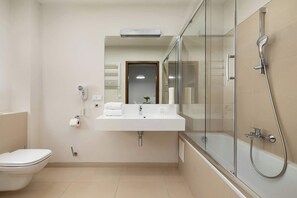 Een douche, een haardroger, handdoeken, shampoo
