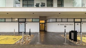 La entrada a un edificio con un letrero que dice 'al Baltic Park Molo D'.