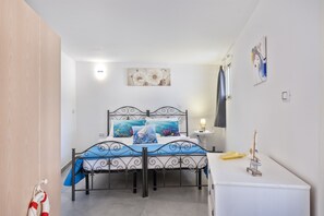 1 bedroom, bed sheets - Elenya Garden Retreat with Private Garden and Air Conditioning (Scala di Furno)