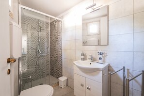 Bruser, gratis toiletartikler, hårtørrer, håndklæder