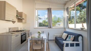 Kjøleskap, ovn, kokeplater og kjøkkenutstyr