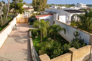 Property grounds - Elenya Garden Retreat with Private Garden and Air Conditioning (Scala di Furno)