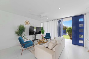 TV - Villa Santorini – Luxury 4-Bedroom Villa with Pool, Gym & Outdoor Living in Brakkeput, Curaçao (Willemstad)
