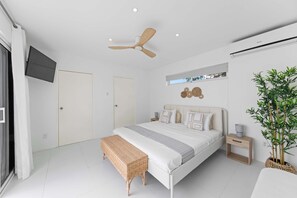 Desk, WiFi, bed sheets - Villa Santorini – Luxury 4-Bedroom Villa with Pool, Gym & Outdoor Living in Brakkeput, Curaçao (Willemstad)