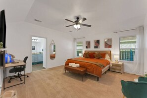 Työpöytä, silitysrauta/-lauta, Wi-Fi, vuodevaatteet