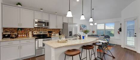 Frigorífic, microones, forn i placa de cuina