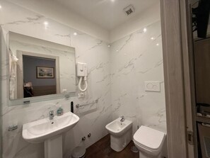 Shower, hair dryer, bidet, towels - Coral Accommodation (Roma)