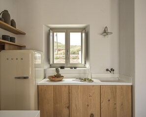 Refrigerador, microondas, cafetera y tetera y tetera eléctrica 