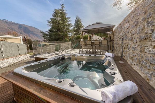 Outdoor spa tub