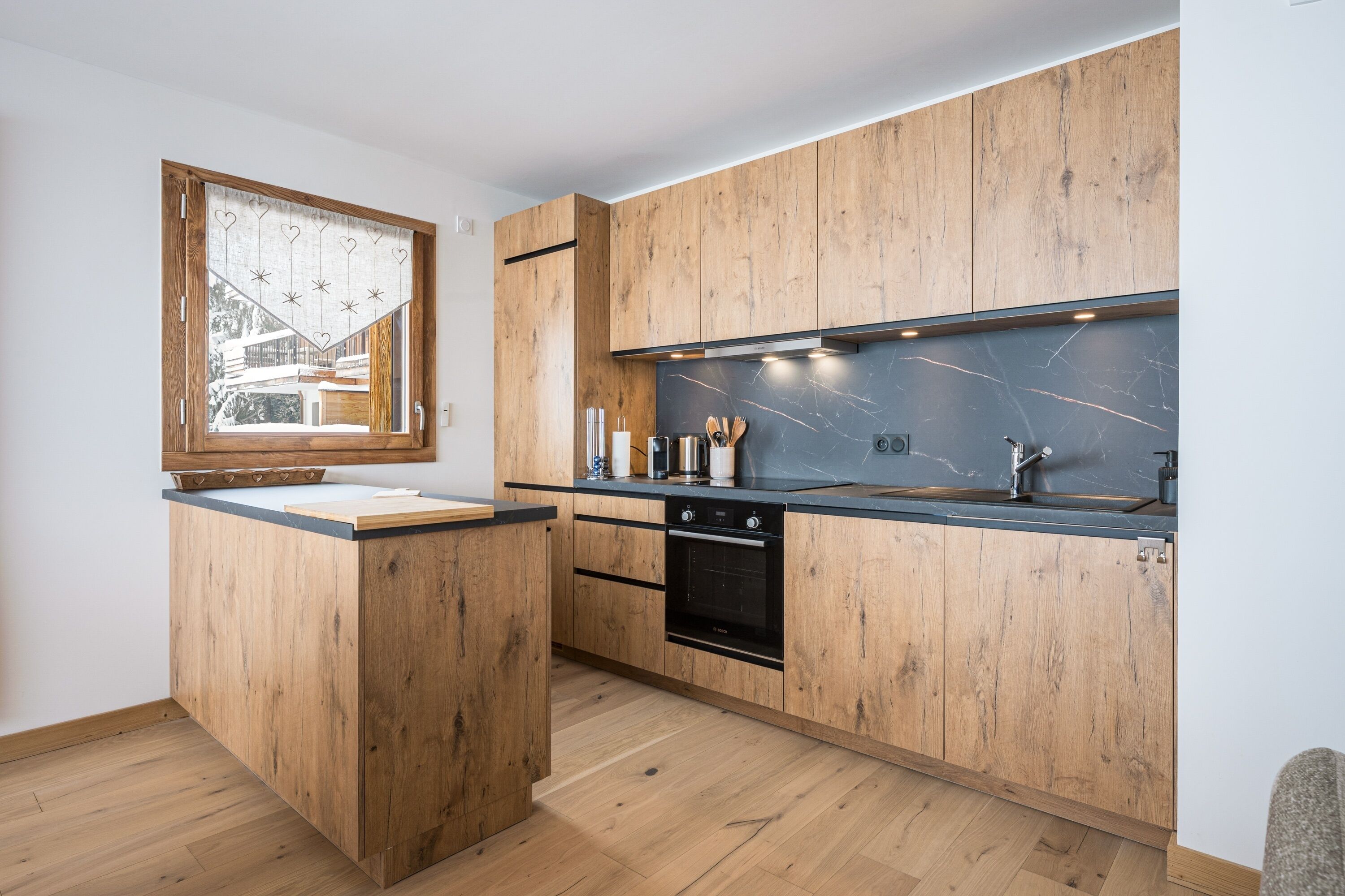 ثلاجة، فرن، غسالة أطباق، ماكينة لصنع القهوة/الشاي