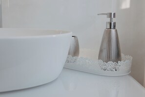 Douche, sèche-cheveux, bidet, serviettes fournies