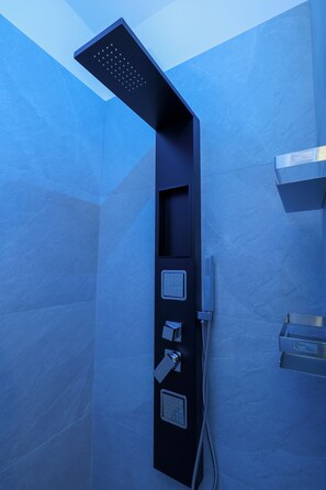 Shower, hair dryer, bidet, towels - Cozy studio apartment within walking distance of hospital (Vercelli)