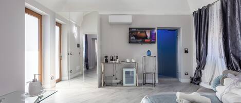 Een kluis op de kamer, een bureau, een strijkplank/strijkijzer