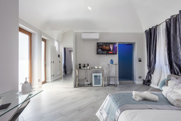 1 habitación, caja de seguridad en la habitación y escritorio