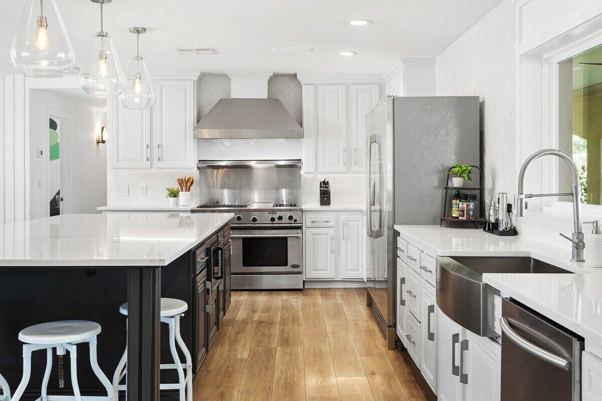 Een microgolfoven, een oven, een kookplaat, een vaatwasser