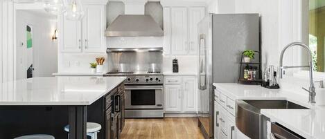 Een microgolfoven, een oven, een kookplaat, een vaatwasser