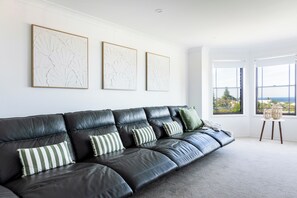 Smart TV, ping pong - Oceans 21 Caves Beach • 5BR • Sleeps 13 • Ocean Views (Caves Beach)
