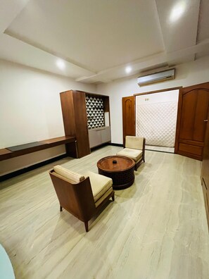 Double or Twin Room, Balcony, City View | Champagne service