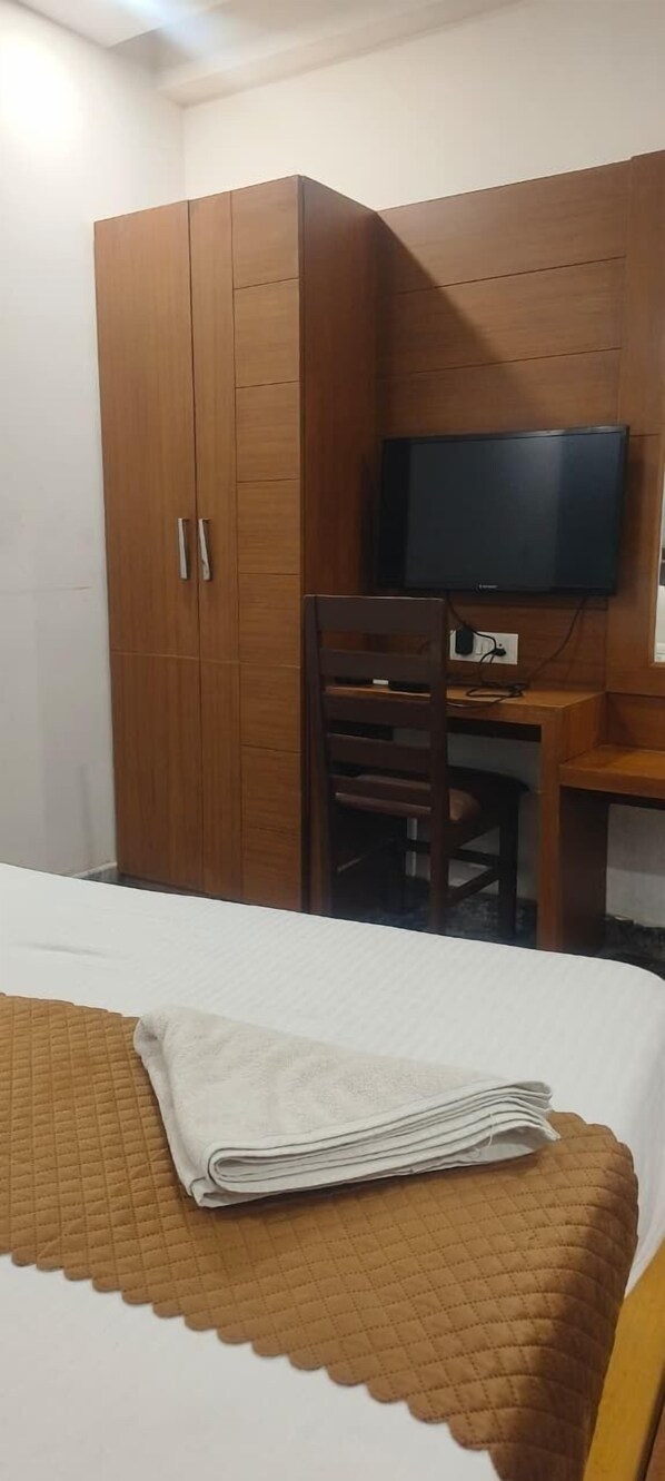 Double or Twin Room, Balcony, City View | Champagne service