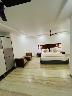 ห้องดับเบิลหรือทวิน, ระเบียง, วิวเมือง | บริการแชมเปญ