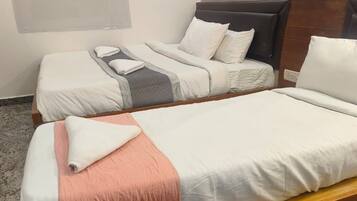 Doppel- oder Zweibettzimmer, Balkon, Stadtblick | Champagner-Service