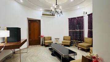 Doppel- oder Zweibettzimmer, Balkon, Stadtblick | Champagner-Service