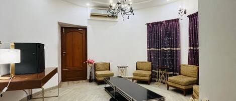 Kamer, 1 twee- of 2 eenpersoonsbedden, balkon, uitzicht op stad | Champagneservice