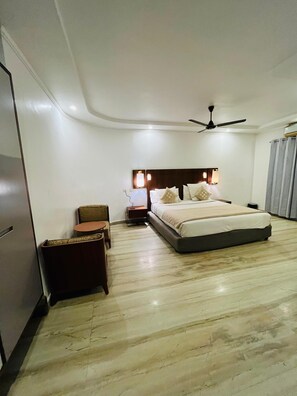ห้องดับเบิลหรือทวิน, ระเบียง, วิวเมือง | บริการแชมเปญ