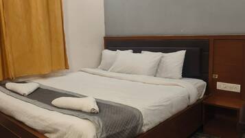 Double or Twin Room, Balcony, City View | Champagne service