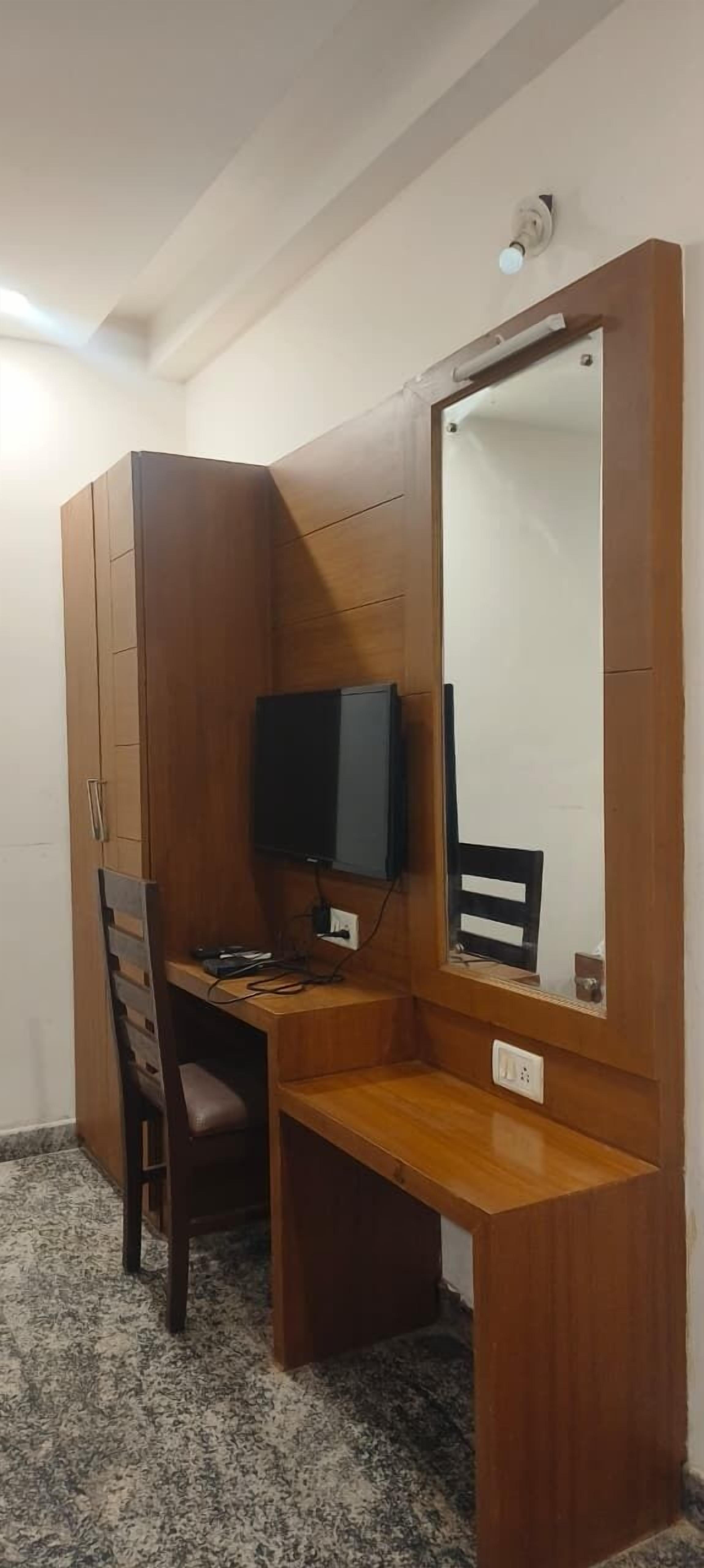 Double or Twin Room, Balcony, City View | Champagne service