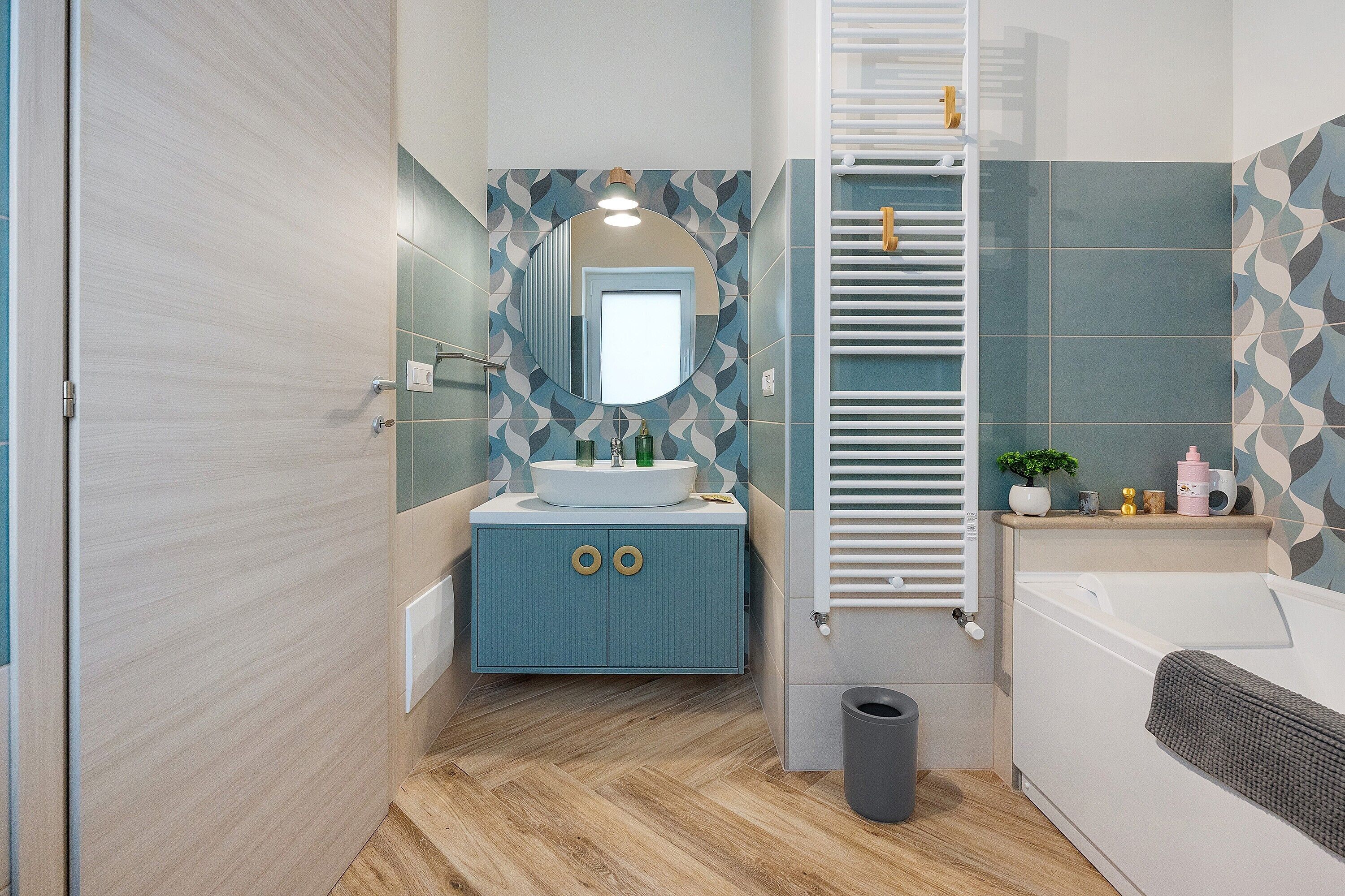 Un baño moderno con lavabo, espejo y bañera.