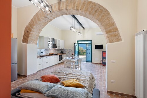 Holiday Home 'La Casa di Paddington' with Private Pool, Wi-Fi & Air Conditioning