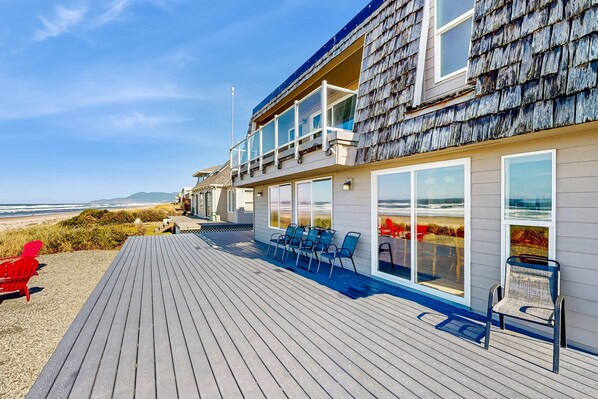 Terrace/patio - Oceanfront home with a washer dryer and beach access (Rockaway Beach)
