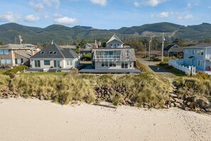 Exterior - Oceanfront home with a washer dryer and beach access (Rockaway Beach)