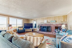 TV, fireplace - Oceanfront home with a washer dryer and beach access (Rockaway Beach)