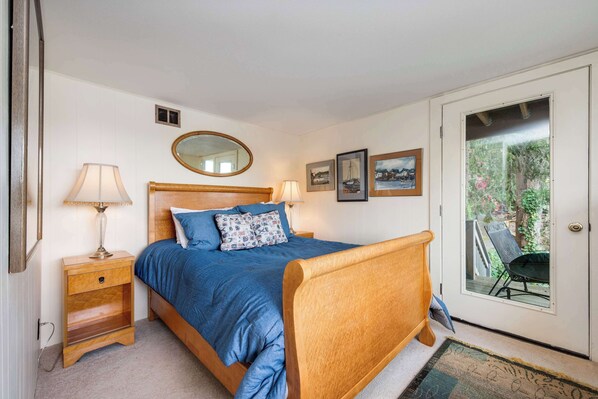 Room - Lakefront house with private dock firepit and sunset views (Otis)