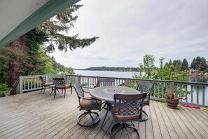 Outdoor dining - Lakefront house with private dock firepit and sunset views (Otis)