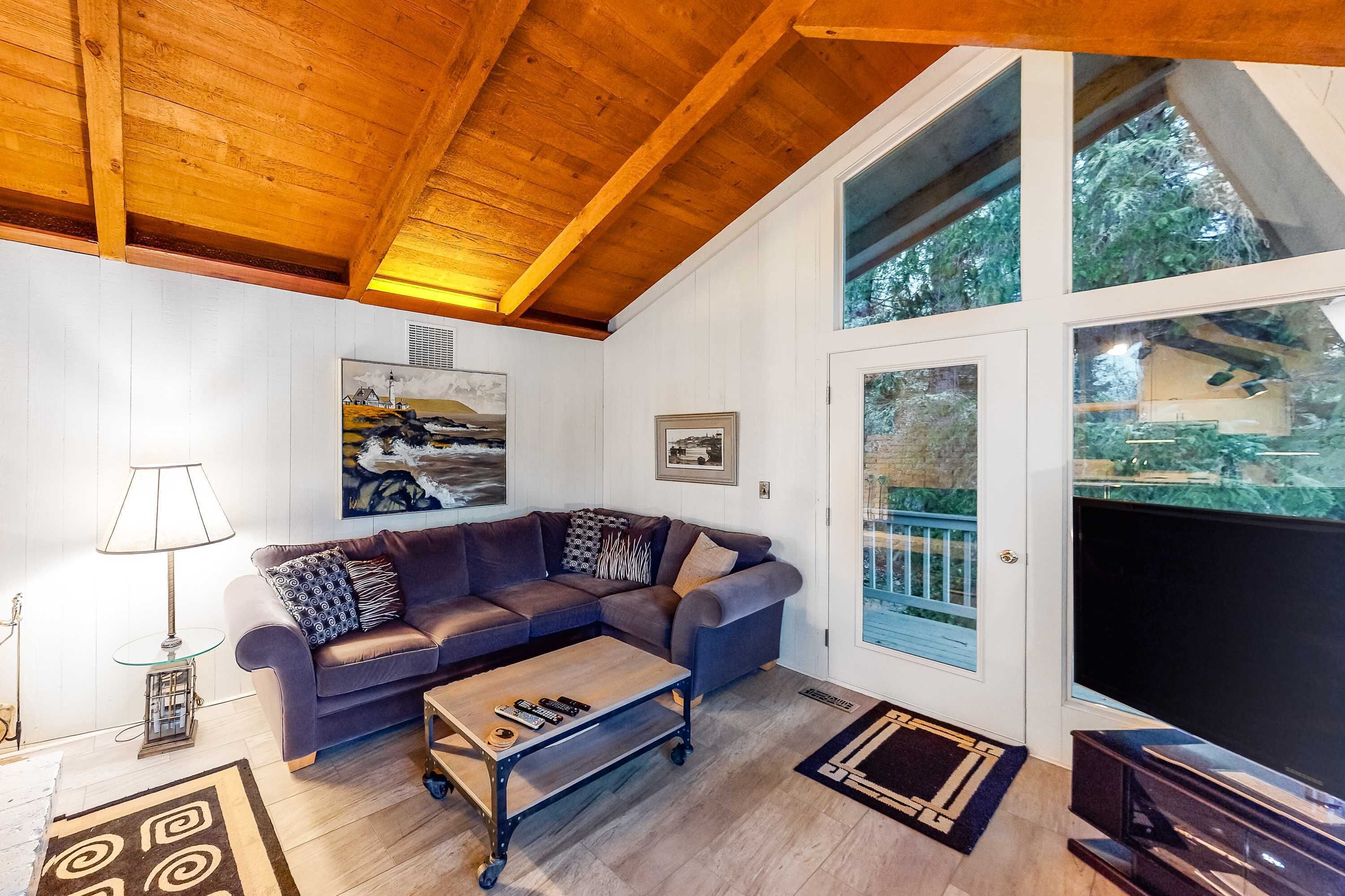 Télévision, cheminée, chaîne hi-fi, espaces bureaux