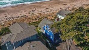 Zona residencial costera con casas cerca de la playa.