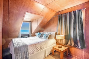 3 bedrooms, WiFi, bed sheets - Coastal gem with ocean views easy walk to beach and WiFi (Lincoln City)
