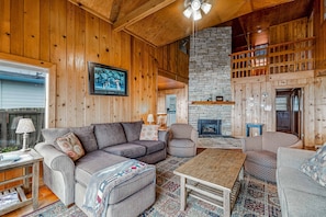 TV, fireplace, DVD player - Coastal gem with ocean views easy walk to beach and WiFi (Lincoln City)