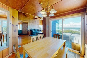 Dining - Coastal gem with ocean views easy walk to beach and WiFi (Lincoln City)