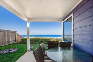 Outdoor dining - Coastal gem with ocean views easy walk to beach and WiFi (Lincoln City)