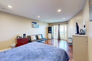 Room - Upper-Level Studio, WiFi, Close to Beach Access - Dogs Welcome (Lincoln City)