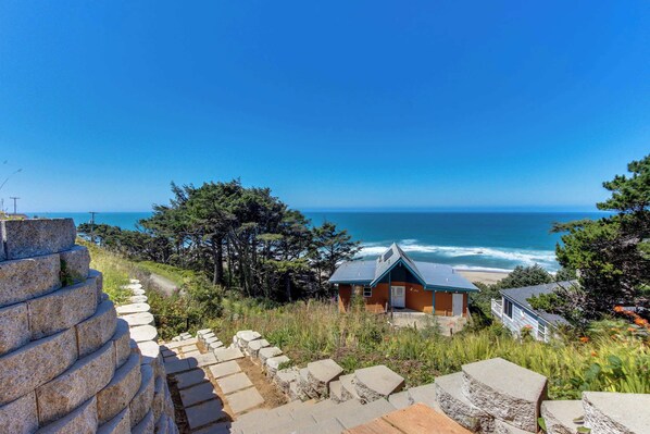 Exterior - Upper-Level Studio, WiFi, Close to Beach Access - Dogs Welcome (Lincoln City)