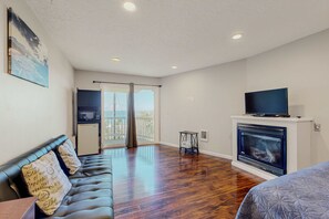 Living area - Upper-Level Studio, WiFi, Close to Beach Access - Dogs Welcome (Lincoln City)