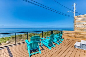 Property grounds - Oceanfront dog friendly home with hot tub and huge view steps to beach access (Lincoln City)