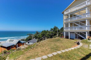 Exterior - Upper-Level Oceanview Studio Near the Beach - Free WiFi, Dogs Welcome (Lincoln City)
